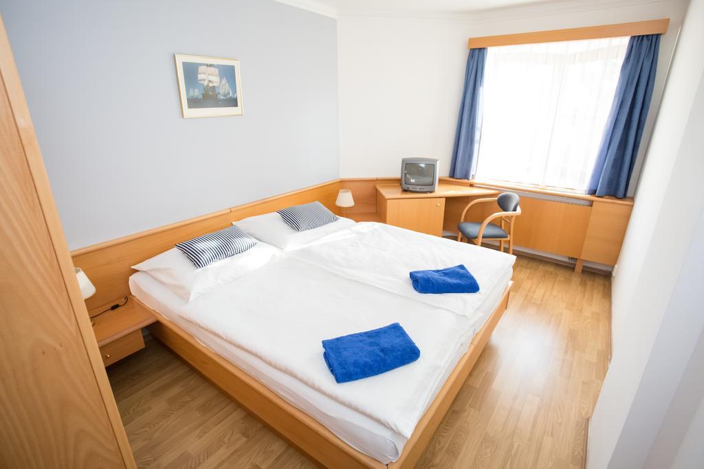 Hotel Laguna Ceske Budejovice Room photo